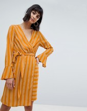 Vestido Midi Cruzado A Rayas Con Diseño Anudado En Amarillo De Vero Moda