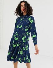 Vestido Con Estampado De Flores Y Diseño Abotonado De Asos White