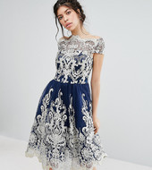 Vestido De Graduación Con Cuello Bardot Y Detalle Metalizado Premium De Chi Chi London