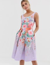 Vestido De Graduación Midi De Satén Con Escote Redondeado Marcado Y Estampado Floral De Chi Chi London