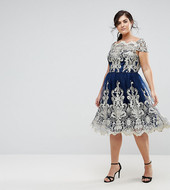Vestido De Graduación Midi Con Cuello Bardot Y Detalle Metalizado Premium De Chi Chi London Plus