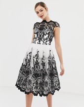 Vestido De Graduación Midi De Encaje Con Cuello Bardot Monocromático Premium De Chi Chi London
