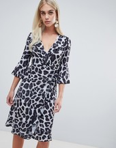 Vestido Midi De Manga Acampanada Con Diseño Cruzado Y Volante En Leopardo Monocromático De Outrageous Fortune
