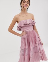 Vestido Sin Mangas Con Detalle De Volantes Y Falda Plisada Con Aplicación De Encaje En Rosa Premium De True Decadence